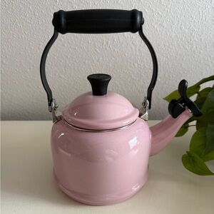 Le Creuset 1.25 qt kettle- pink